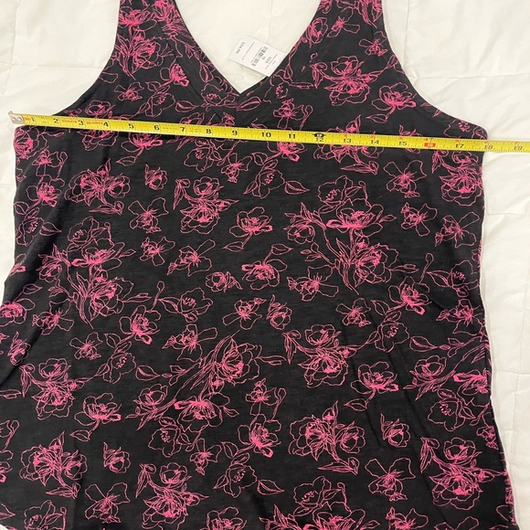 🆕 WHBM Double V-Neck Tank
Sketchy Poppy Dolce Black w/Pink flower print Size M - Picture 14 of 15